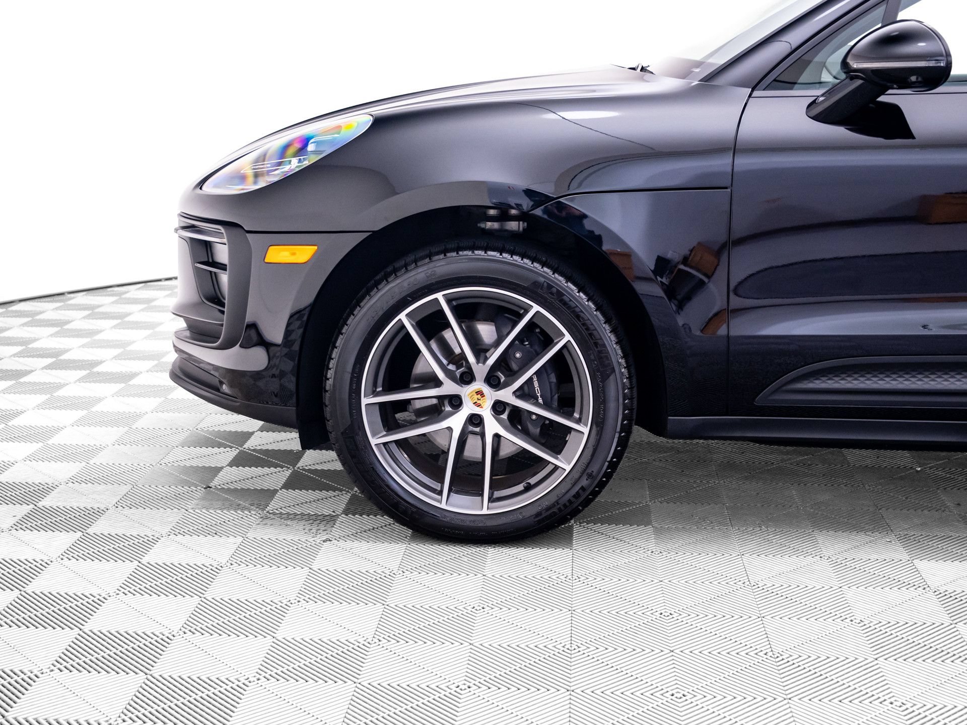 Certified 2025 Porsche Macan AWD/4WD image 35