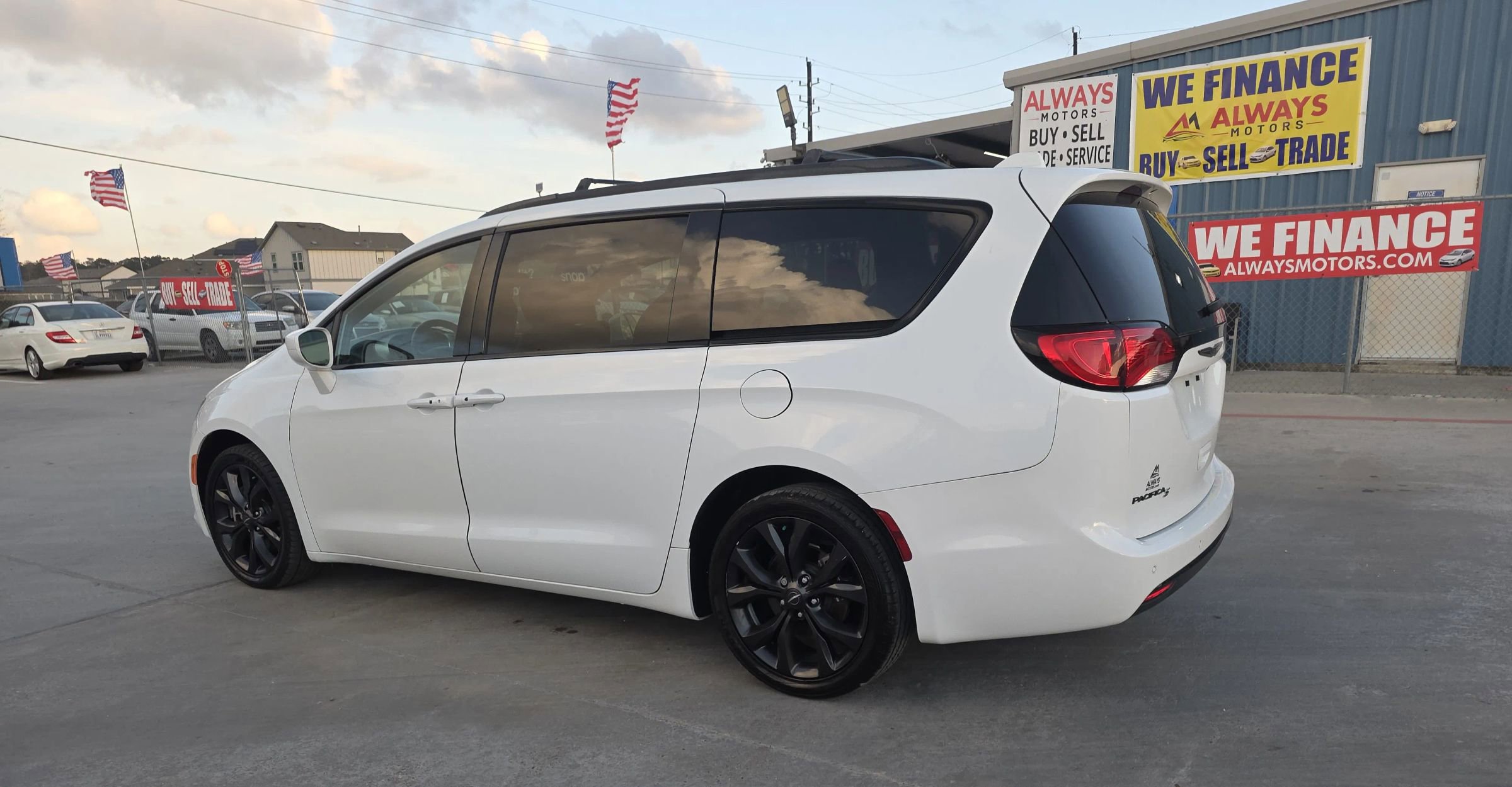 Used 2019 Chrysler Pacifica Touring-L Plus w/ S Appearance Package FWD image 11