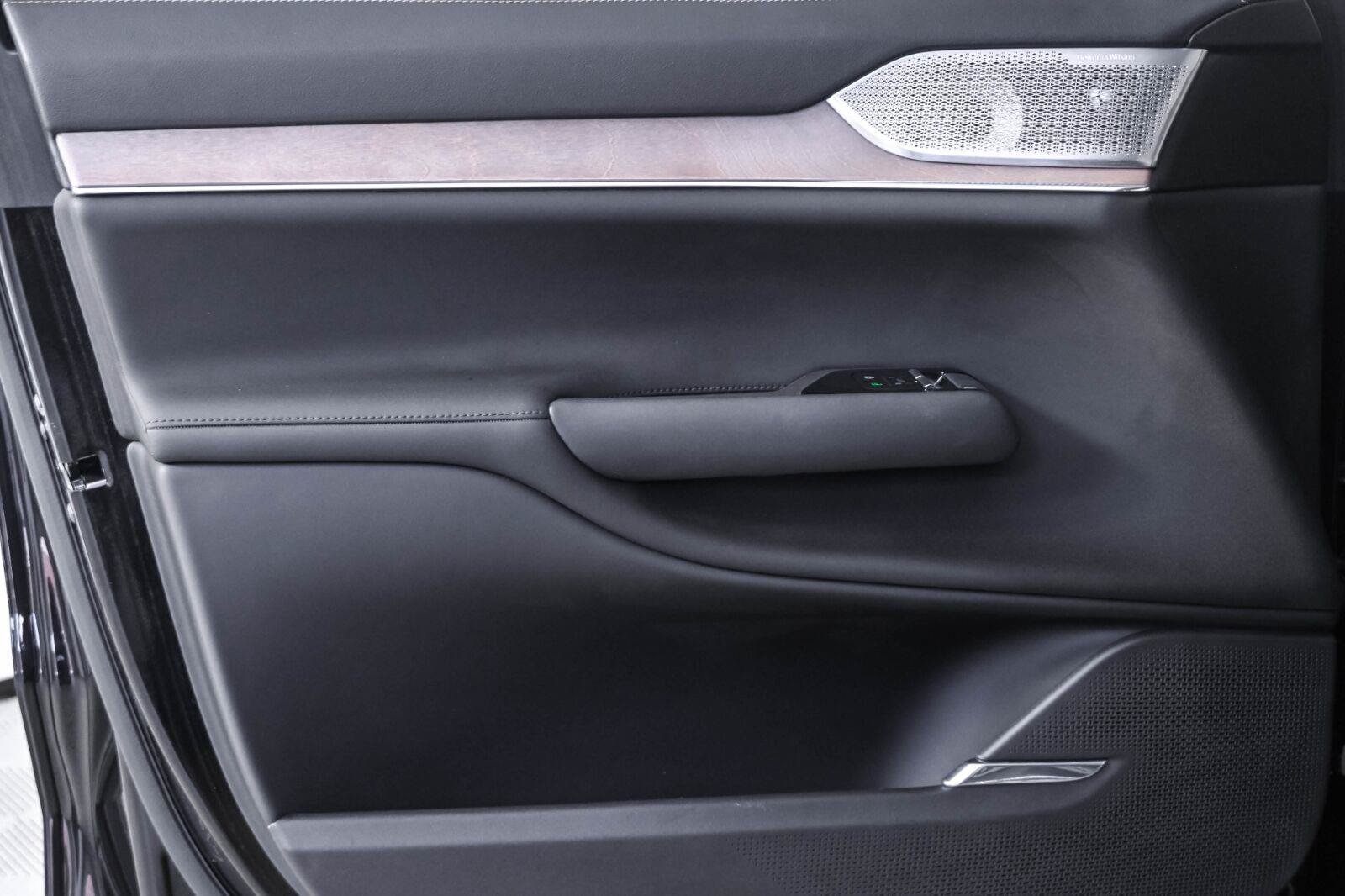 Certified 2025 Volvo EX90 Ultra AWD/4WD image 6
