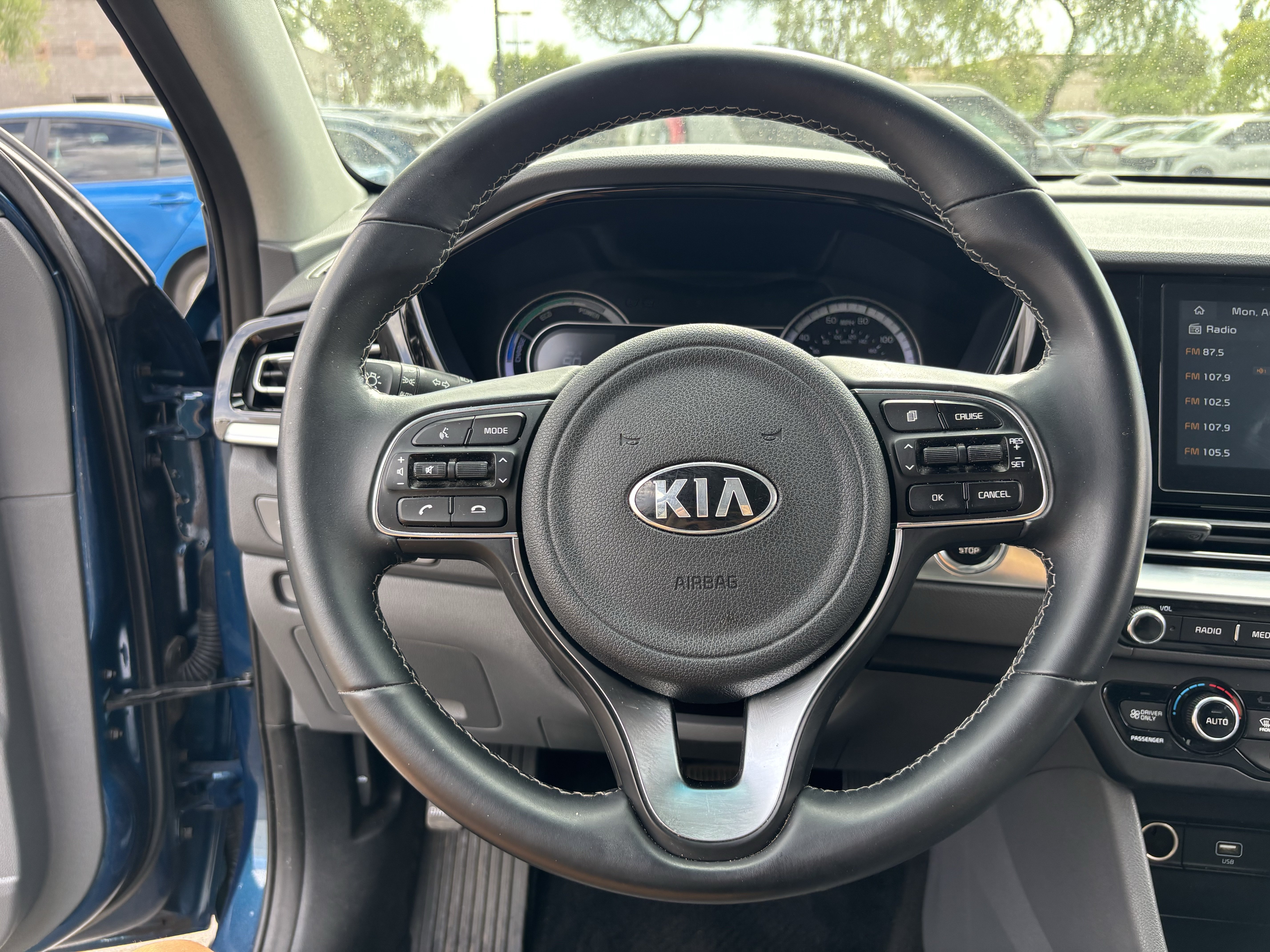 Used 2020 Kia Niro LXS FWD image 24