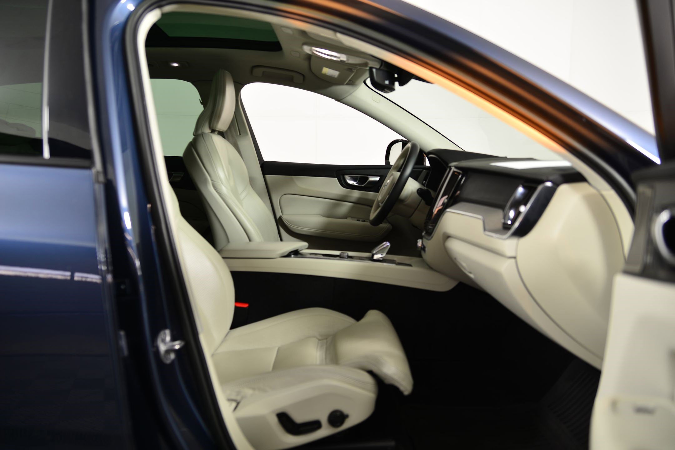 Used 2023 Volvo XC60 B5 Ultimate w/ Climate Package image 18