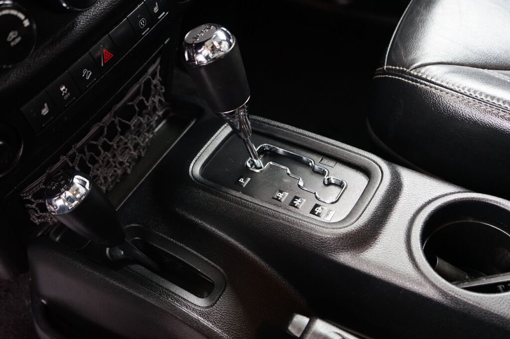 Used 2016 Jeep Wrangler Sahara w/ Connectivity Group image 15