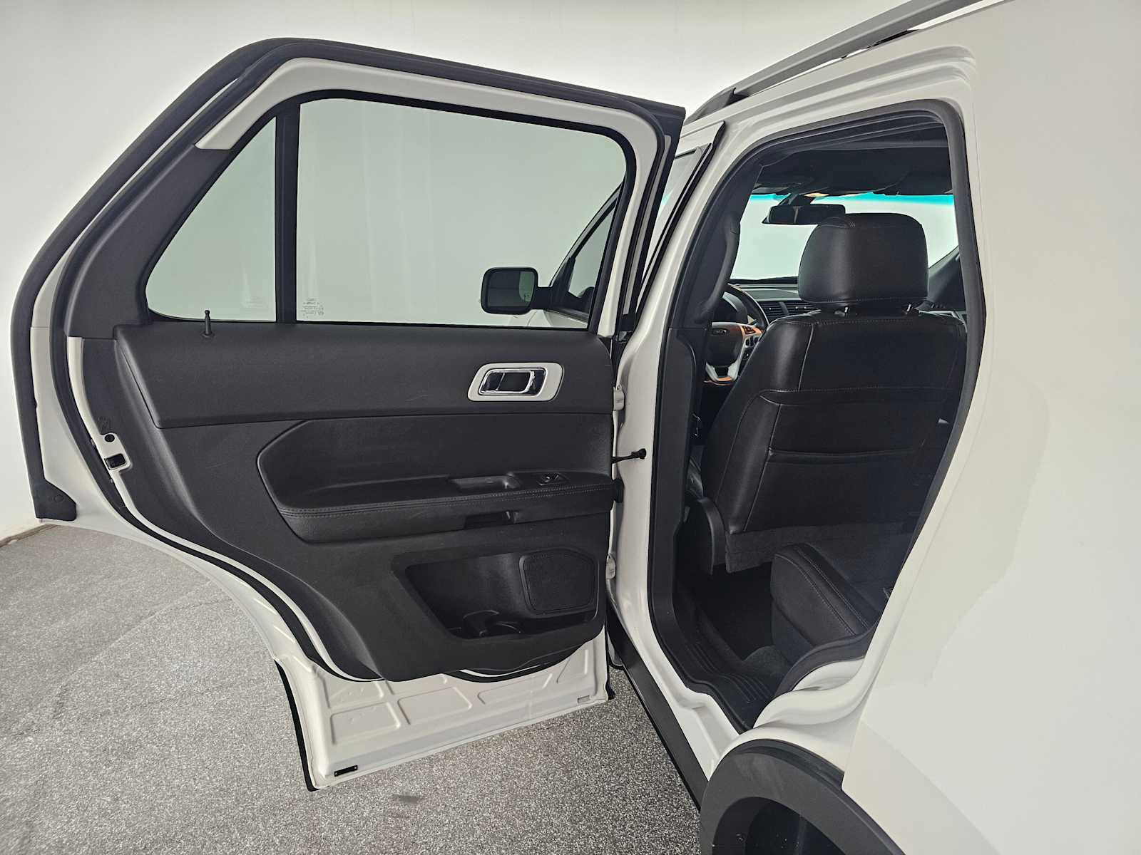 Used 2015 Ford Explorer Limited w/ Equipment Group 302A FWD image 17