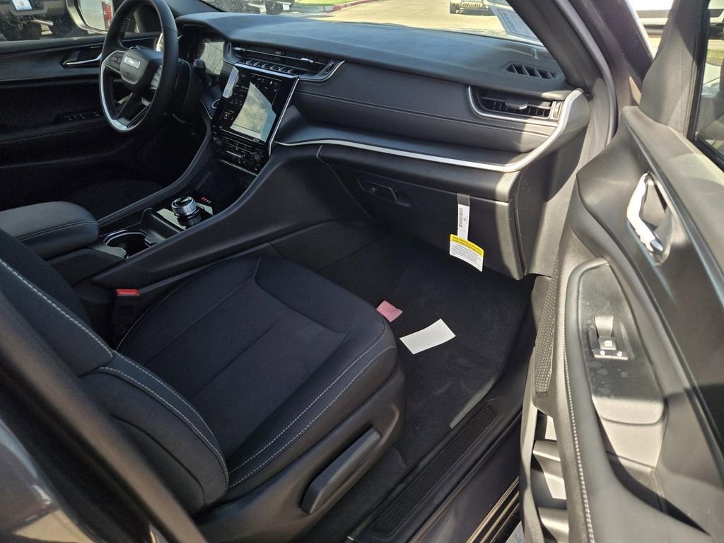 New 2025 Jeep Grand Cherokee L Laredo w/ Luxury Tech Group I image 8