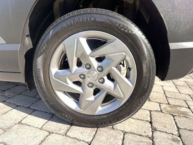 Used 2024 Hyundai Kona SE FWD image 11