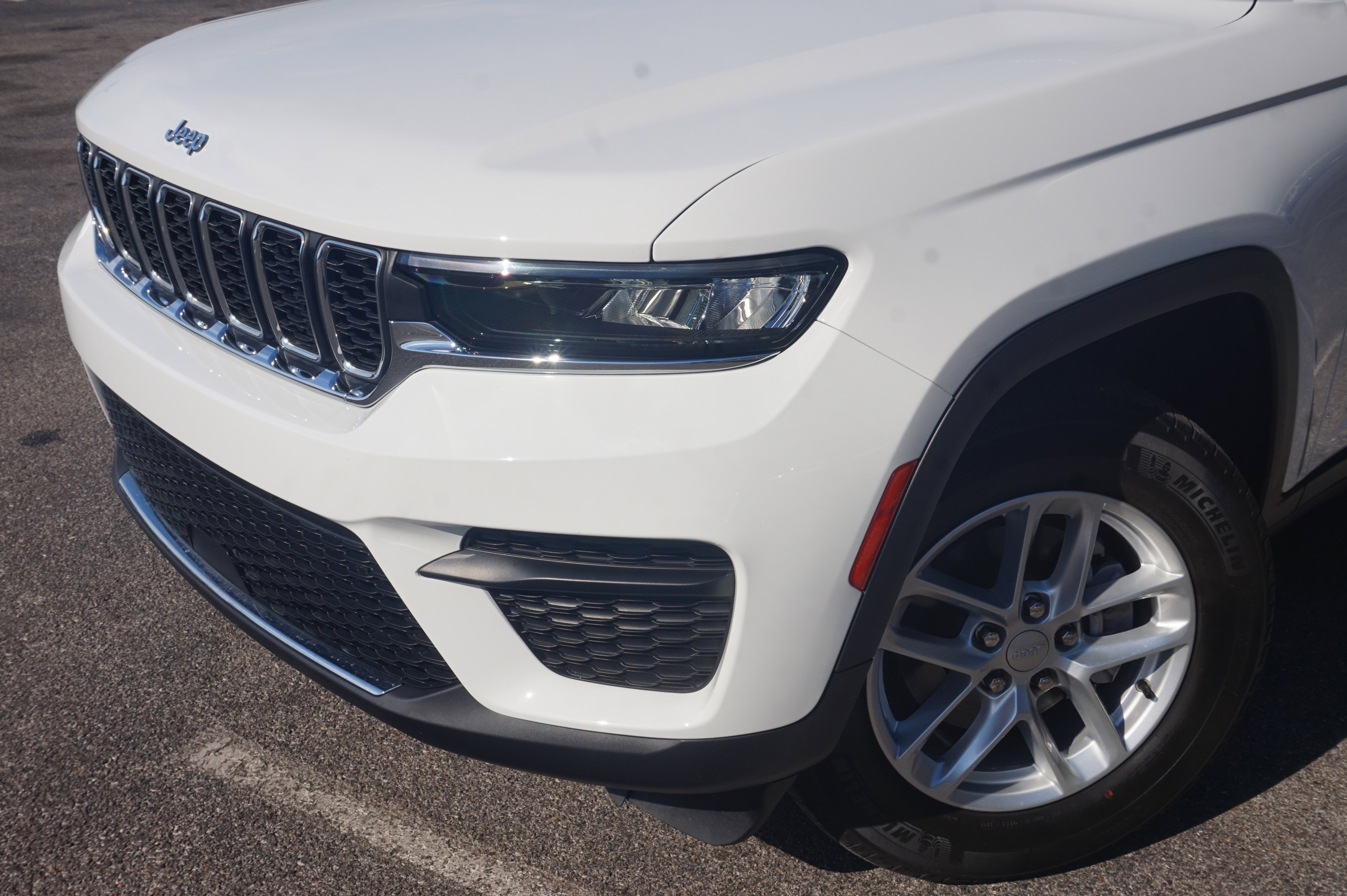 Used 2023 Jeep Grand Cherokee Laredo w/ Luxury Tech Group I image 13