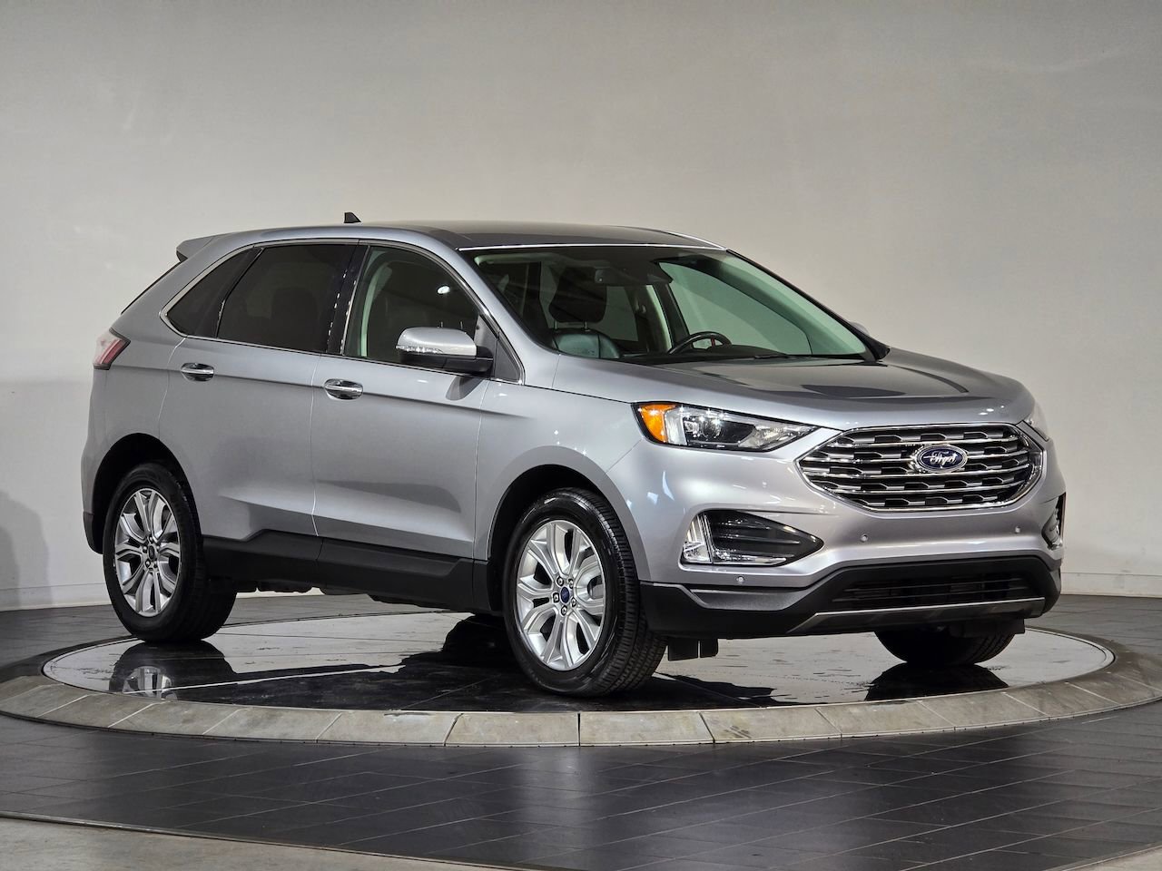 Used 2022 Ford Edge Titanium image 2