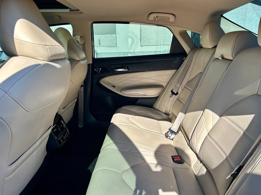 Certified 2019 Toyota Avalon Limited w/ Advanced Safety Package FWD image 12