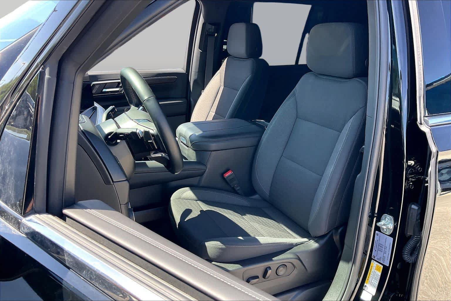 Used 2025 Chevrolet Suburban LS RWD image 9