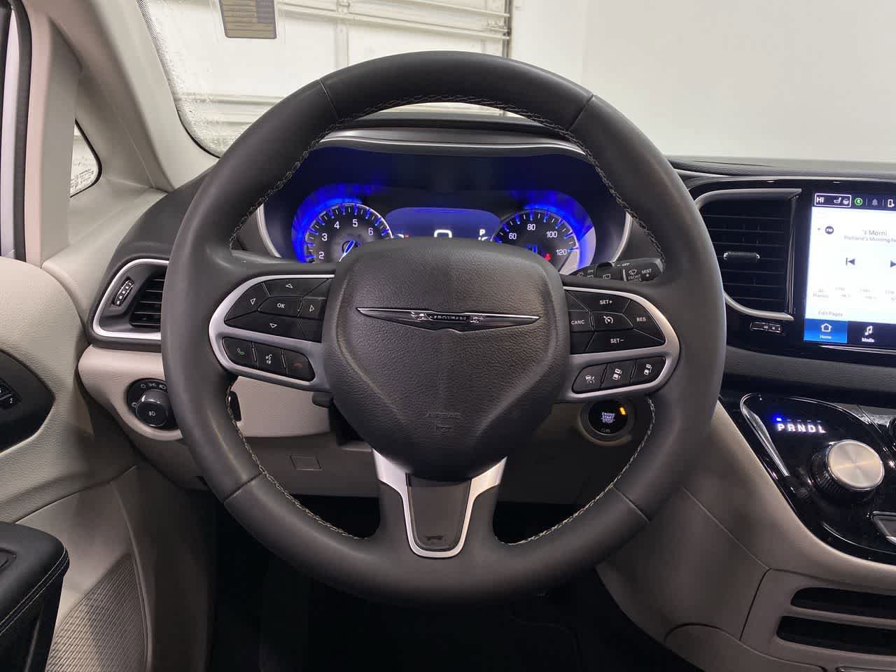 Used 2024 Chrysler Pacifica Touring-L FWD image 18