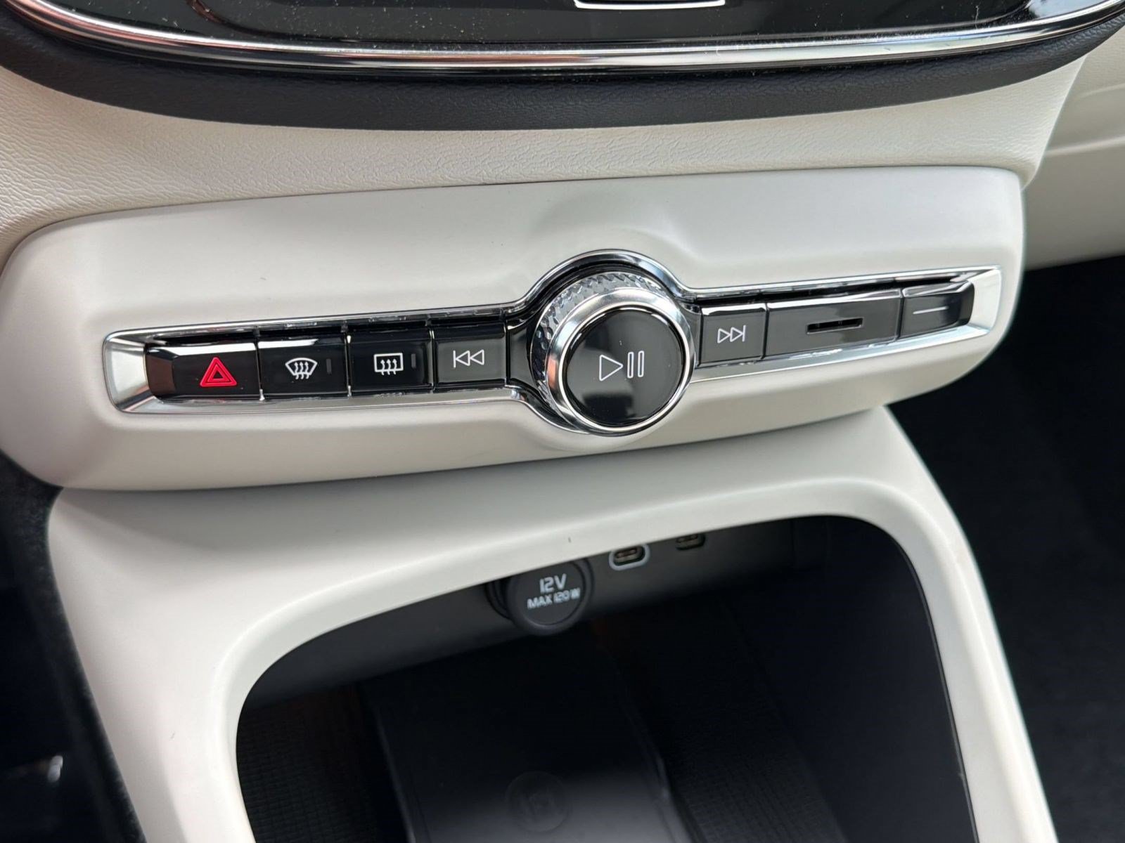New 2026 Volvo XC40 B4 Plus w/ Climate Package FWD image 17