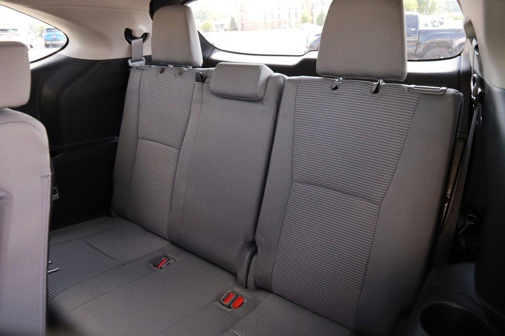 Used 2022 Toyota Highlander LE AWD/4WD image 11