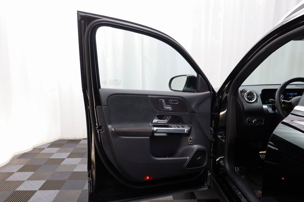 Used 2025 Mercedes-Benz GLB 35 AMG 4MATIC image 4