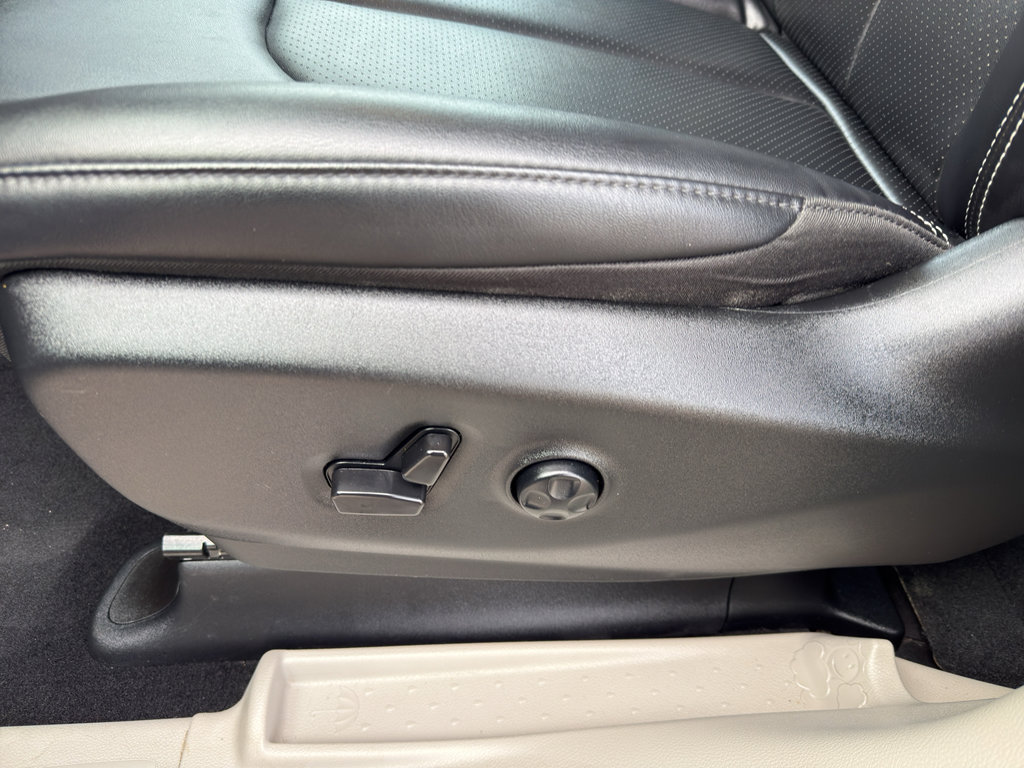 Used 2024 Chrysler Pacifica Touring-L image 14