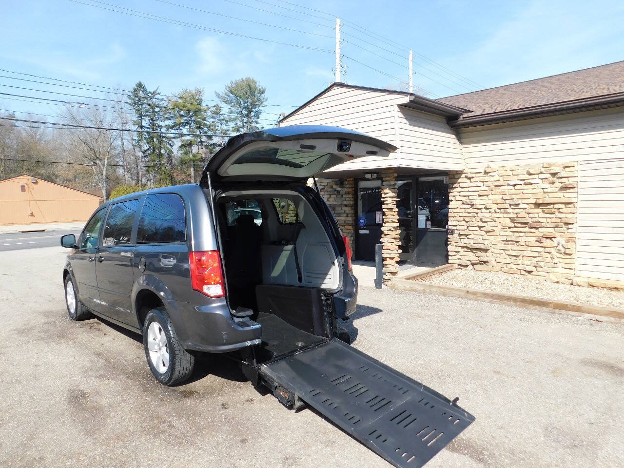 Used 2016 Dodge Grand Caravan SE w/ Quick Order Package 29E SE FWD image 3