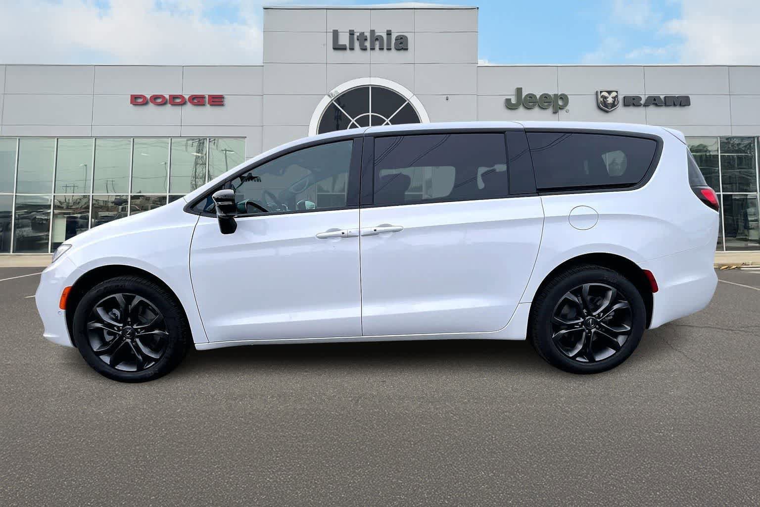 New 2026 Chrysler Pacifica Select AWD/4WD image 3