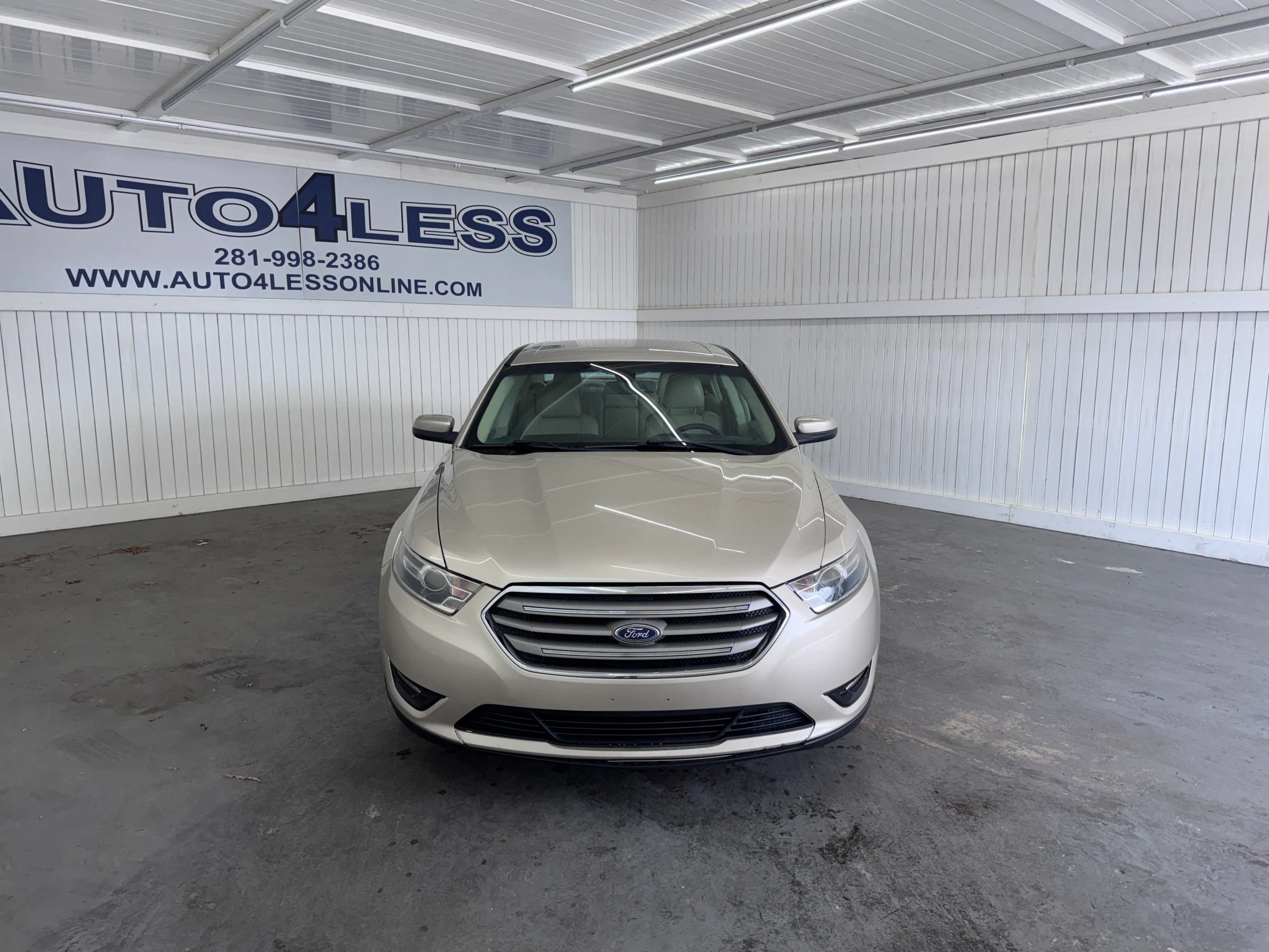 Used 2018 Ford Taurus SEL FWD image 2