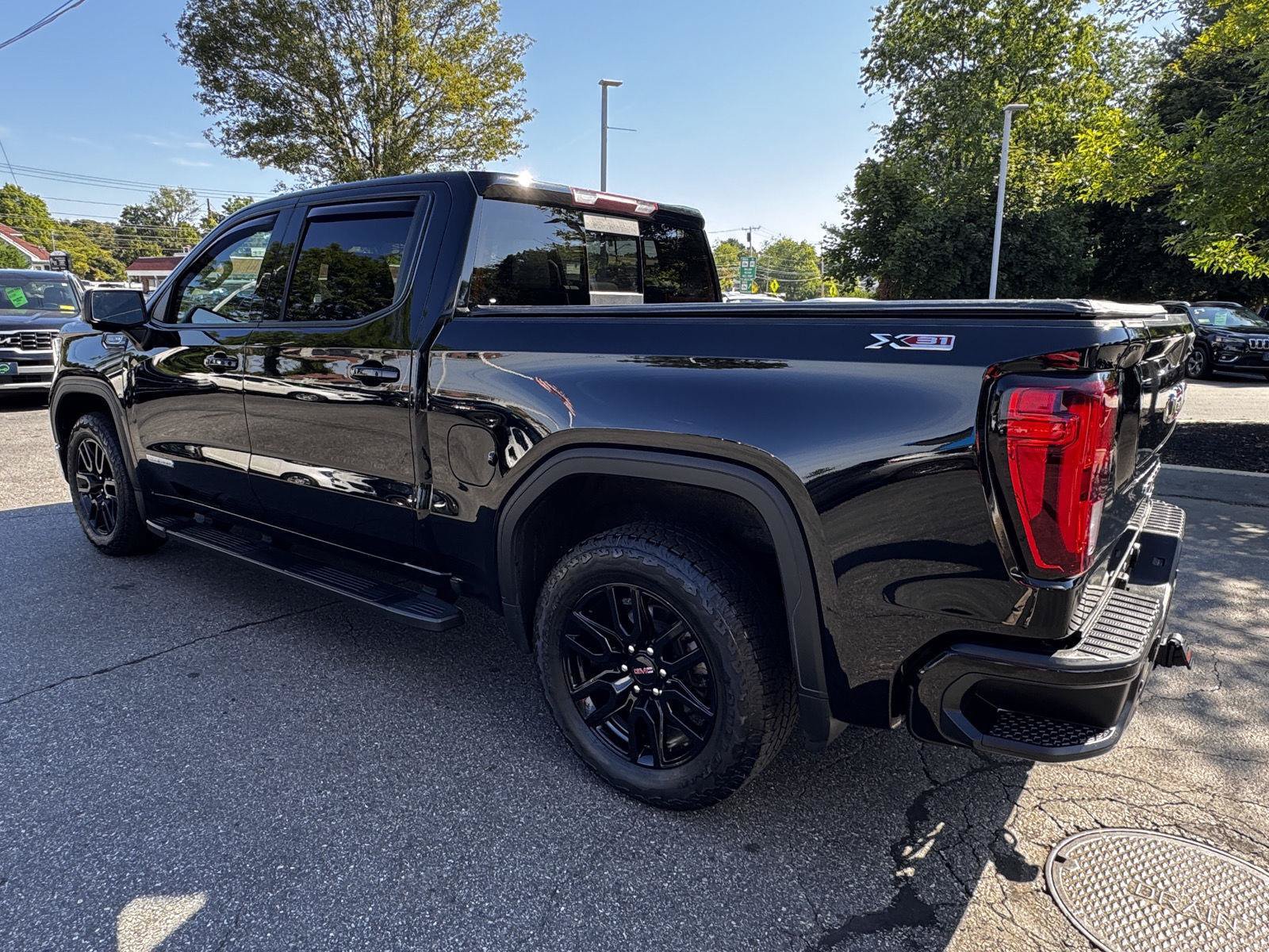 Used 2022 GMC Sierra 1500 Elevation w/ Elevation Premium Package AWD/4WD image 5