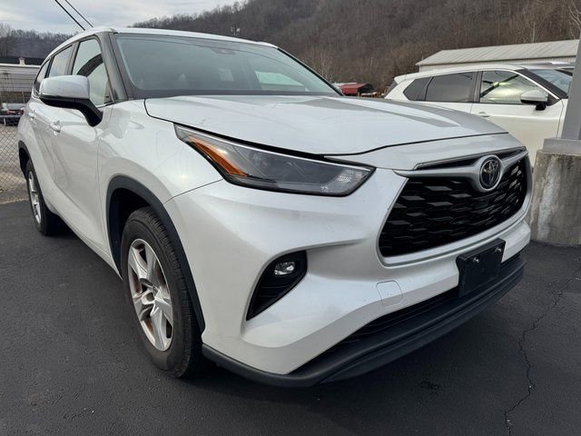 Used 2023 Toyota Highlander LE image 1