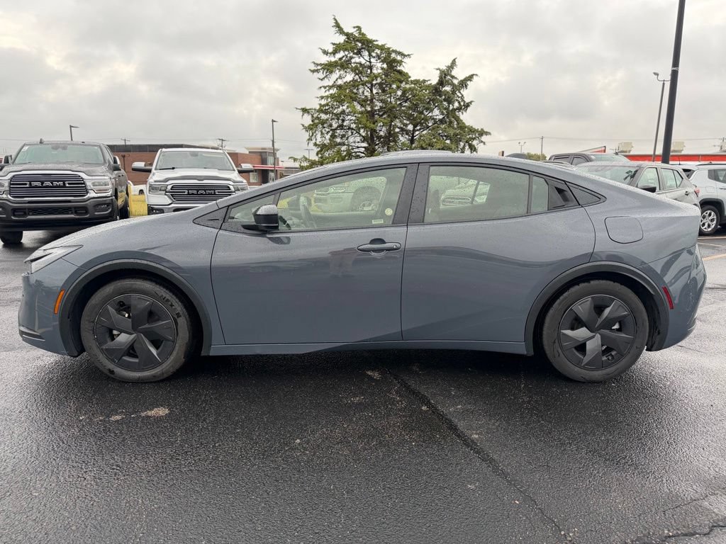 Used 2025 Toyota Prius LE FWD image 4