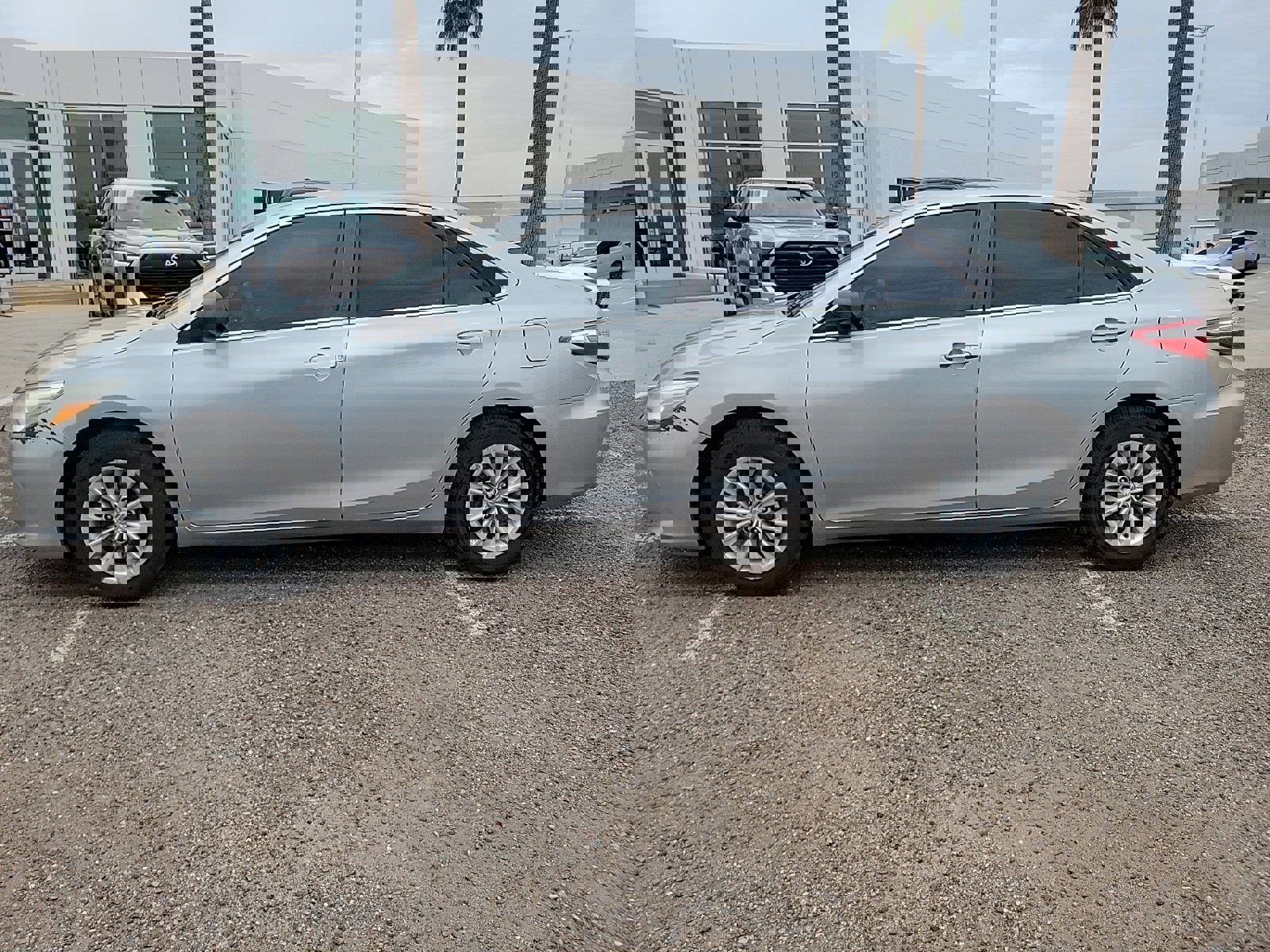 Used 2016 Toyota Camry LE image 2