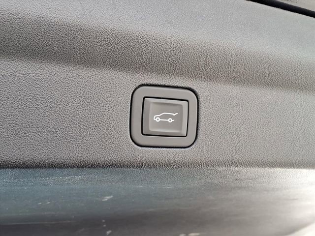 Certified 2025 Cadillac Escalade IQ Luxury 2 w/ LPO, Premium Carpet Package AWD/4WD image 11