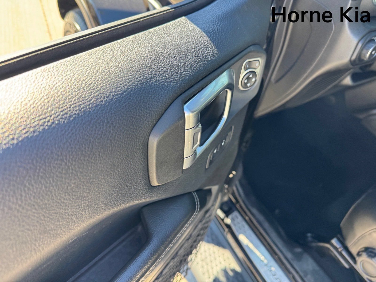 Used 2018 Jeep Wrangler Unlimited Sahara AWD/4WD image 11