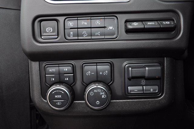 Used 2024 Chevrolet Suburban High Country w/ Advanced Technology Package image 28