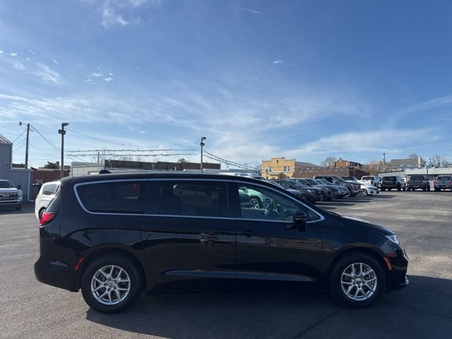 Used 2024 Chrysler Pacifica Touring-L FWD image 6