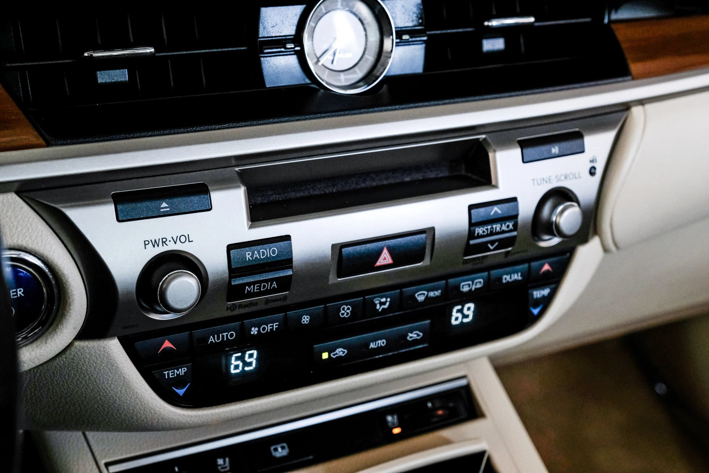 Used 2014 Lexus ES 300h w/ Luxury Package w/Bamboo Trim FWD image 28