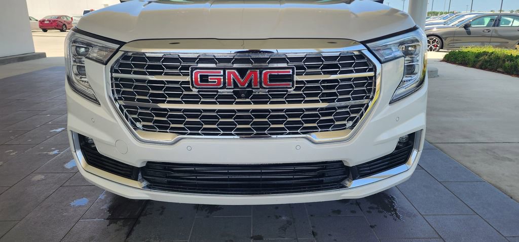 Used 2024 GMC Terrain Denali w/ Denali Premium Package AWD/4WD image 3