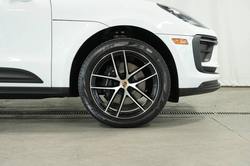 Certified 2025 Porsche Macan AWD/4WD image 41