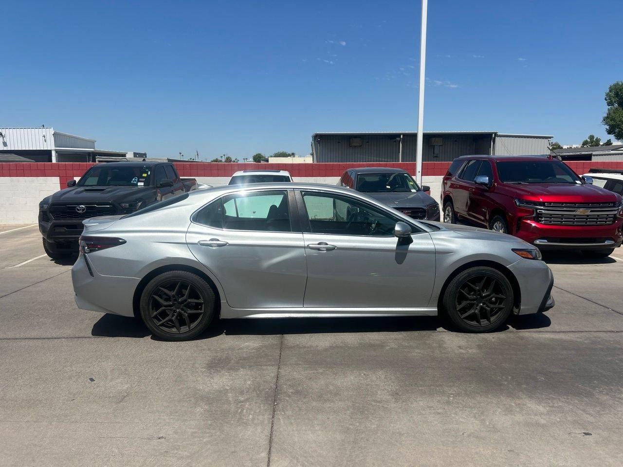 Used 2022 Toyota Camry SE w/ Convenience Package FWD image 3