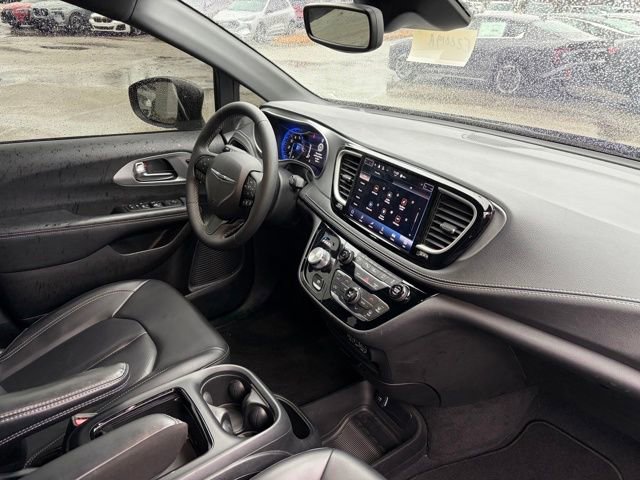 Used 2023 Chrysler Pacifica Touring-L w/ S Appearance Package image 22