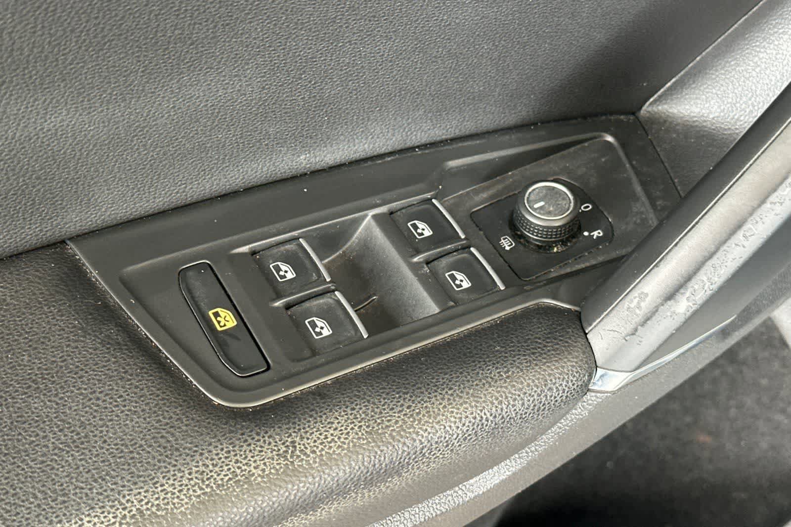 Used 2020 Volkswagen Tiguan SE w/ Panoramic Sunroof Package AWD/4WD image 13