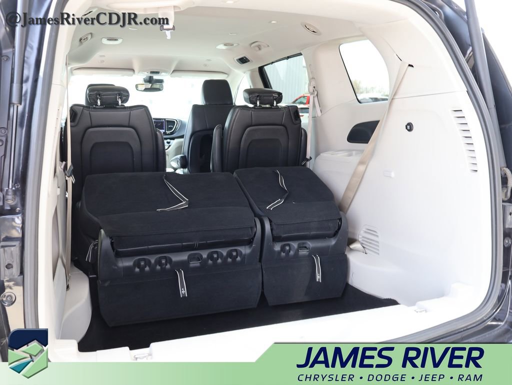 Used 2024 Chrysler Pacifica Touring-L image 15