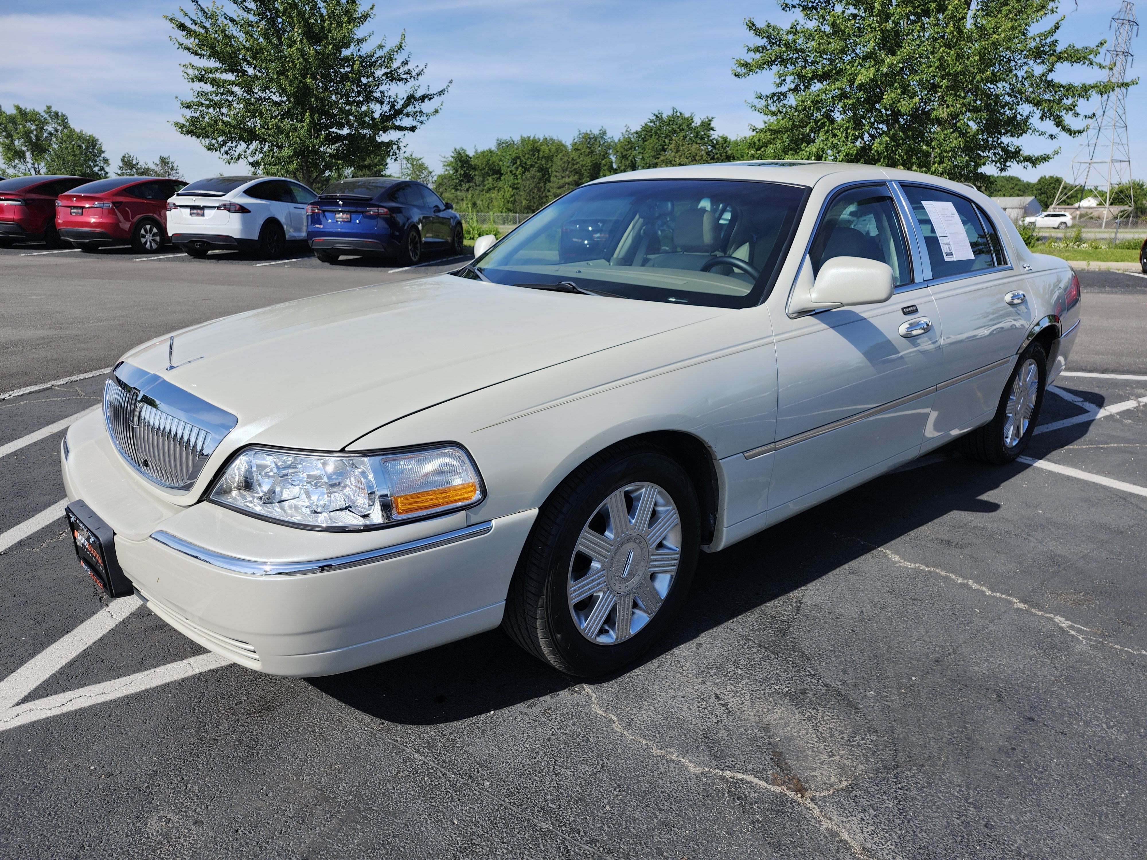 Used 2005 Lincoln Town Car Signature Limited RWD image 11