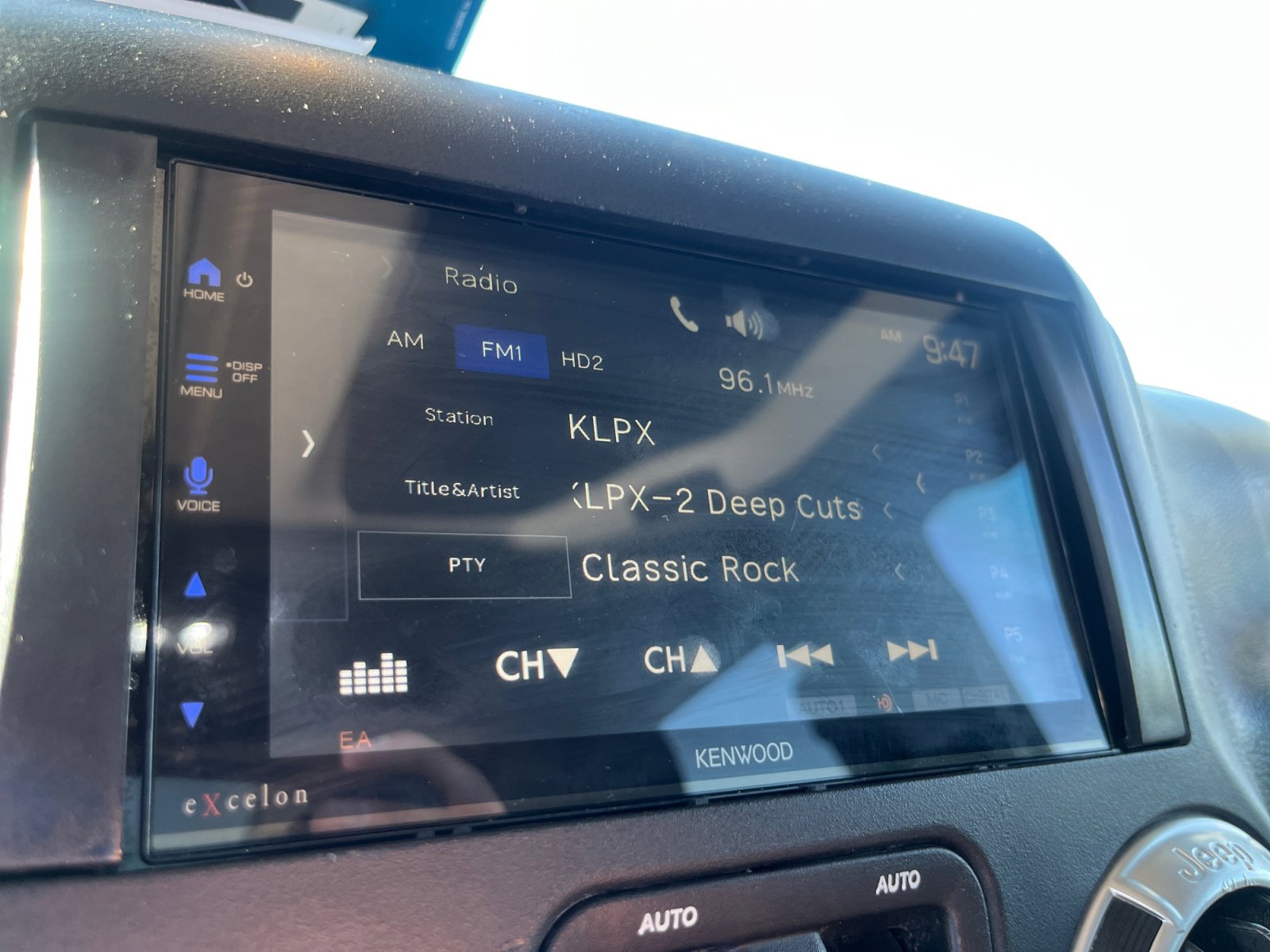 Used 2015 Jeep Wrangler Unlimited Rubicon w/ Connectivity Group image 27