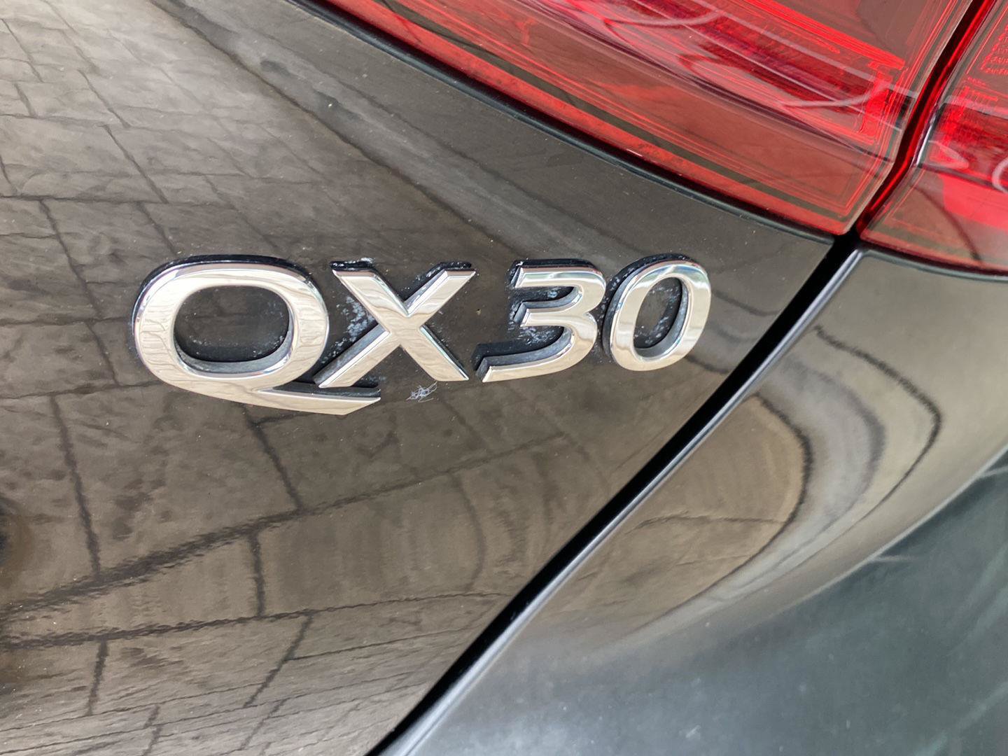 Used 2018 INFINITI QX30 Premium w/ Navigation Package AWD/4WD image 10