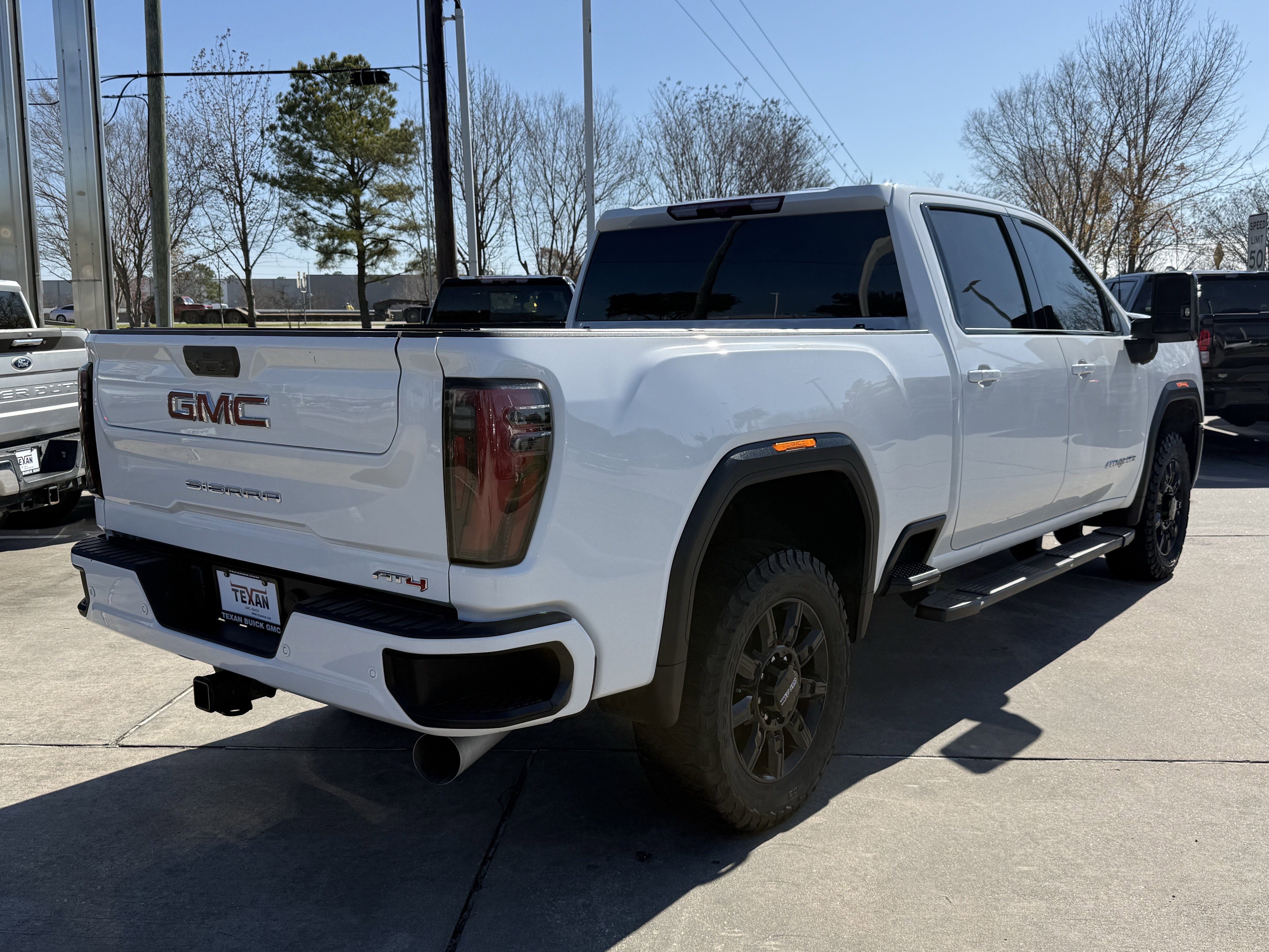 Used 2024 GMC Sierra 2500 AT4 image 3