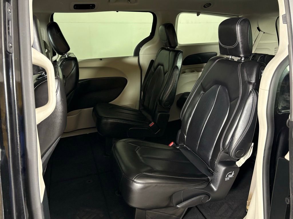 Used 2023 Chrysler Pacifica Touring-L image 36