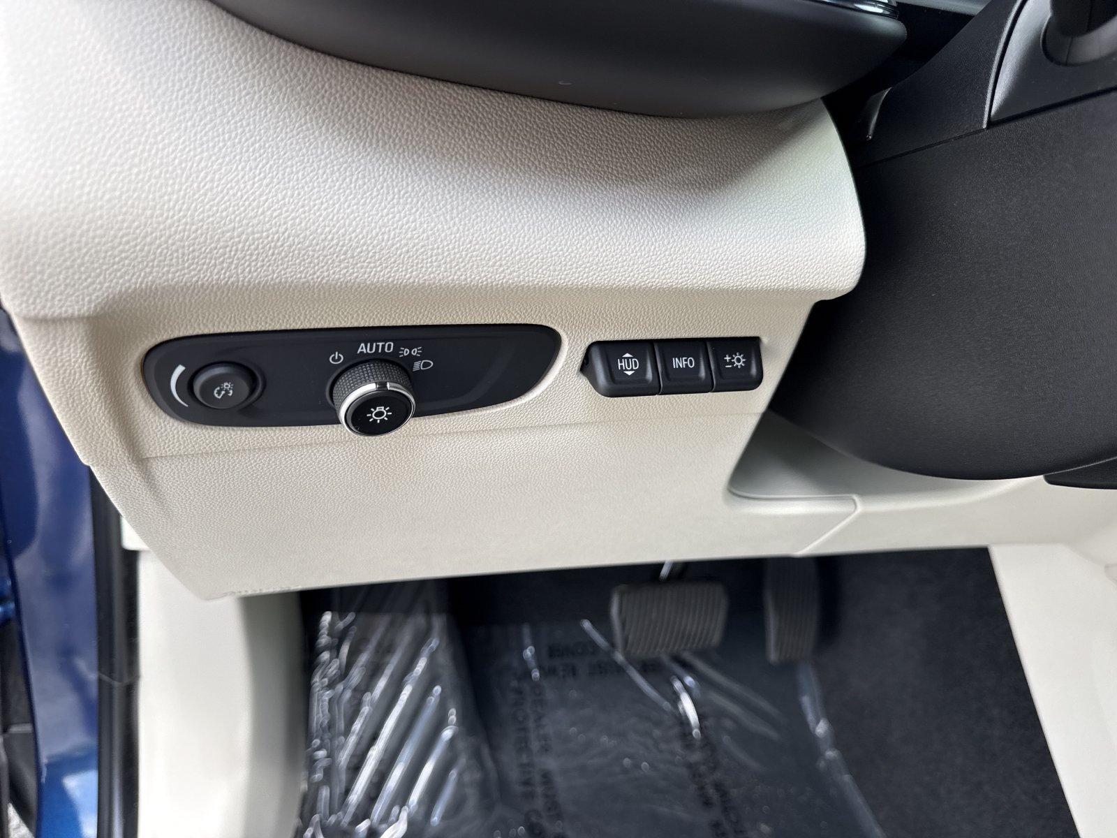Used 2022 Buick Envision Avenir w/ Technology Package II FWD image 39