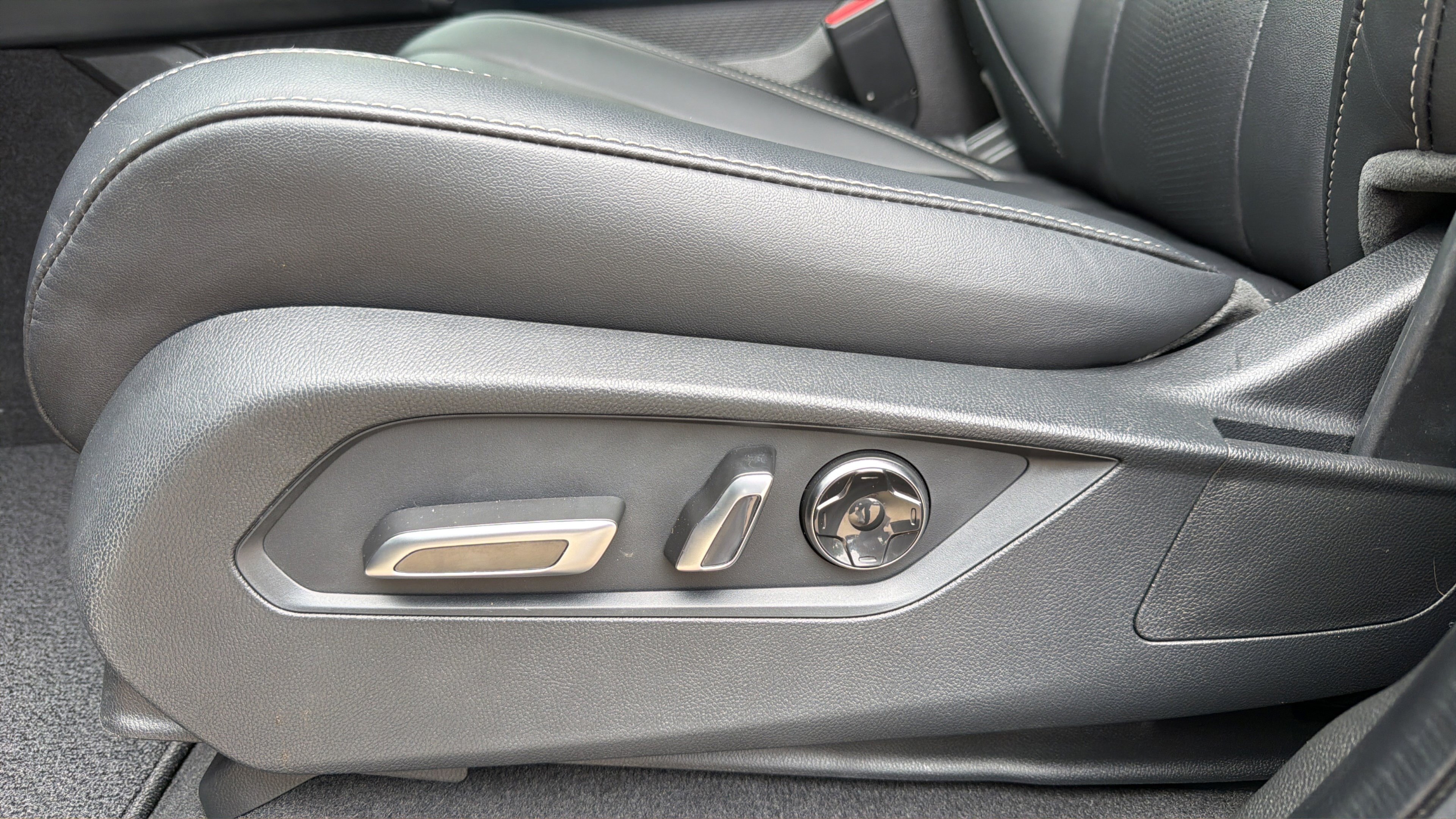 Used 2025 Acura MDX w/ Technology Package FWD image 11