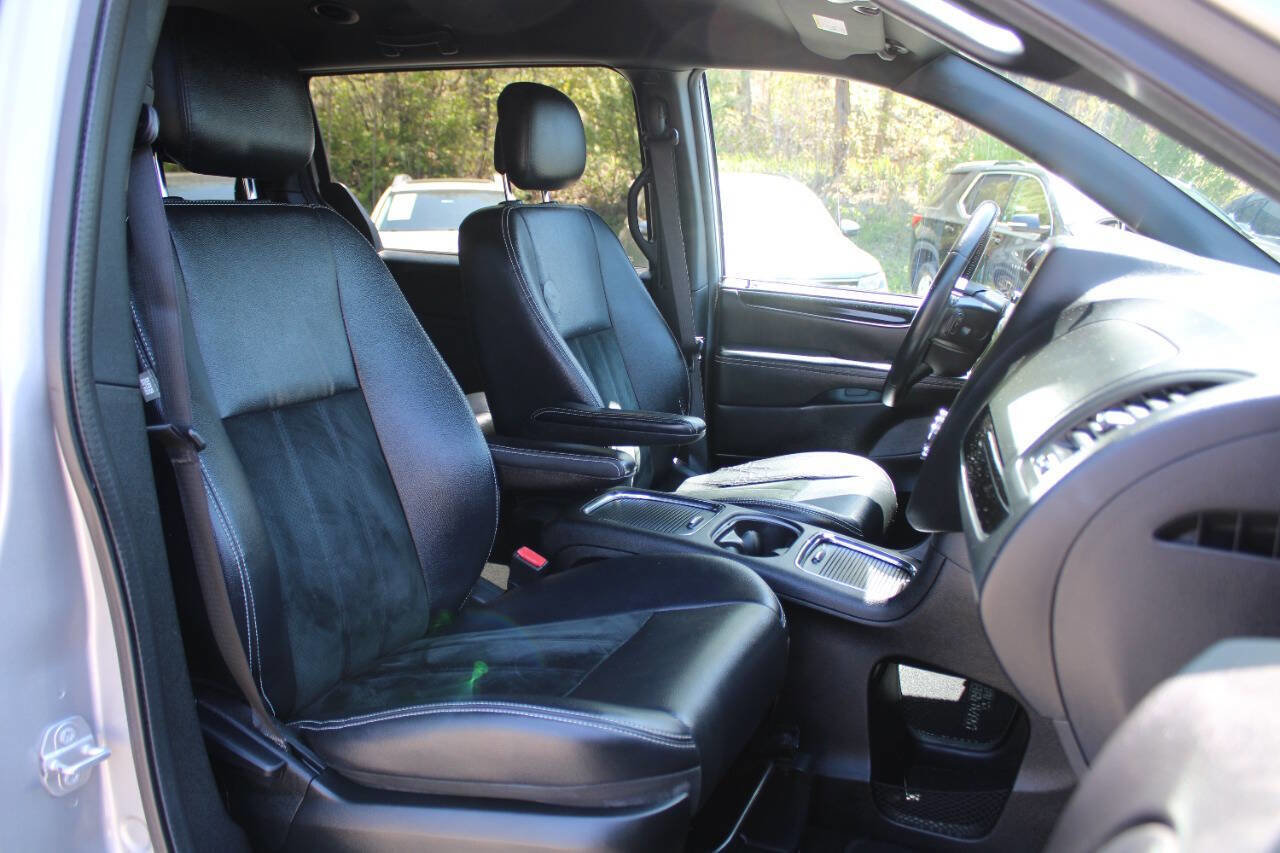 Used 2017 Dodge Grand Caravan SXT w/ Blacktop Package FWD image 30