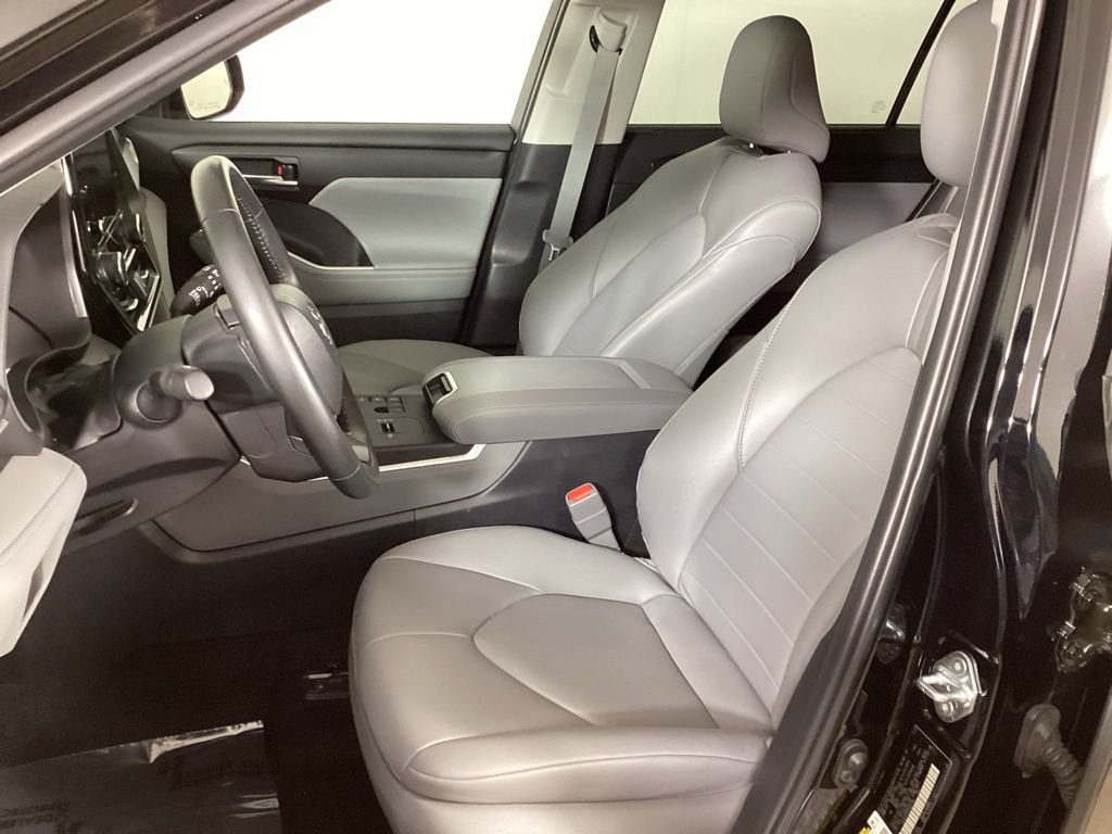 Used 2024 Toyota Highlander XLE AWD/4WD image 11