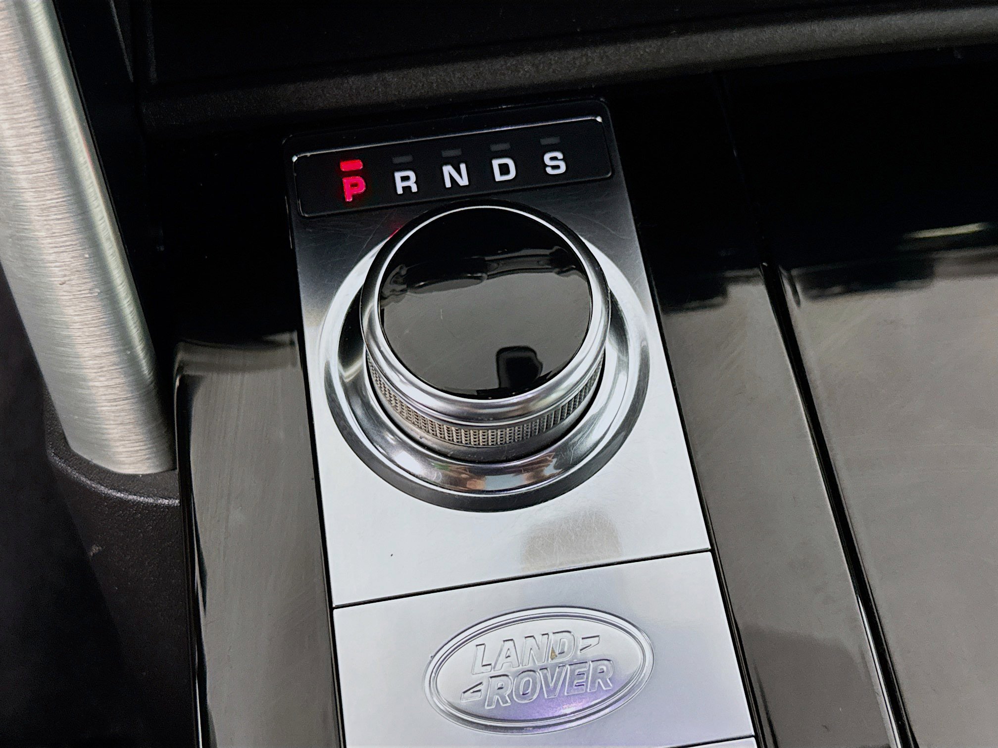 Used 2018 Land Rover Discovery HSE image 19