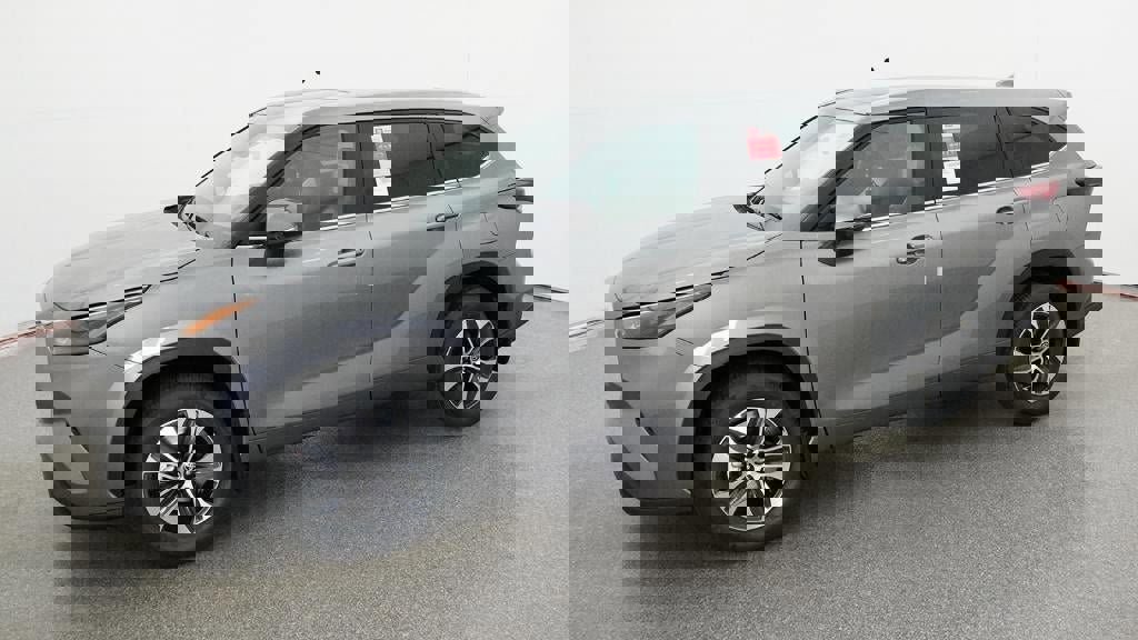 New 2026 Toyota Highlander XLE image 2