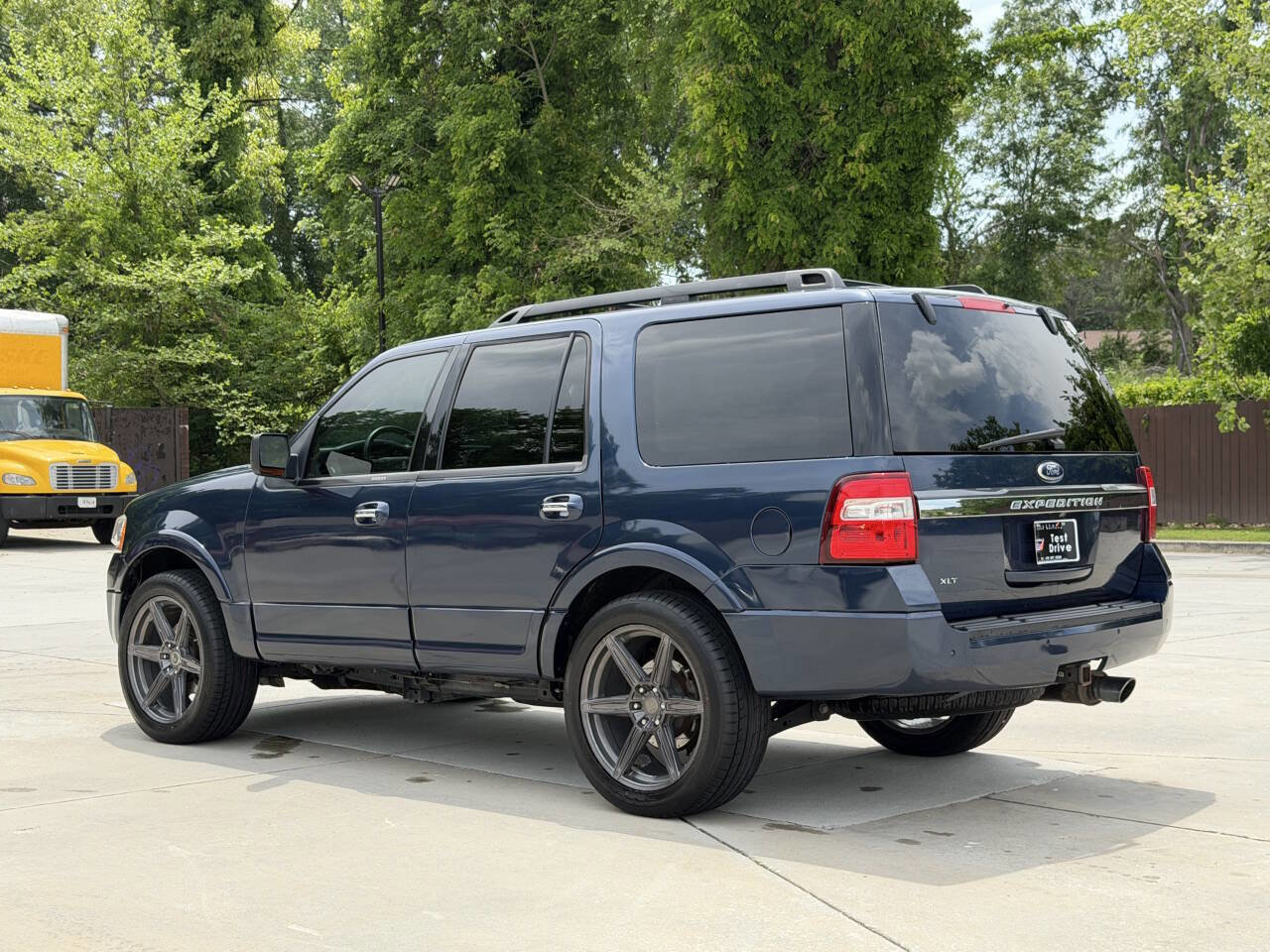 Used 2016 Ford Expedition XLT w/ Equipment Group 202A RWD image 29