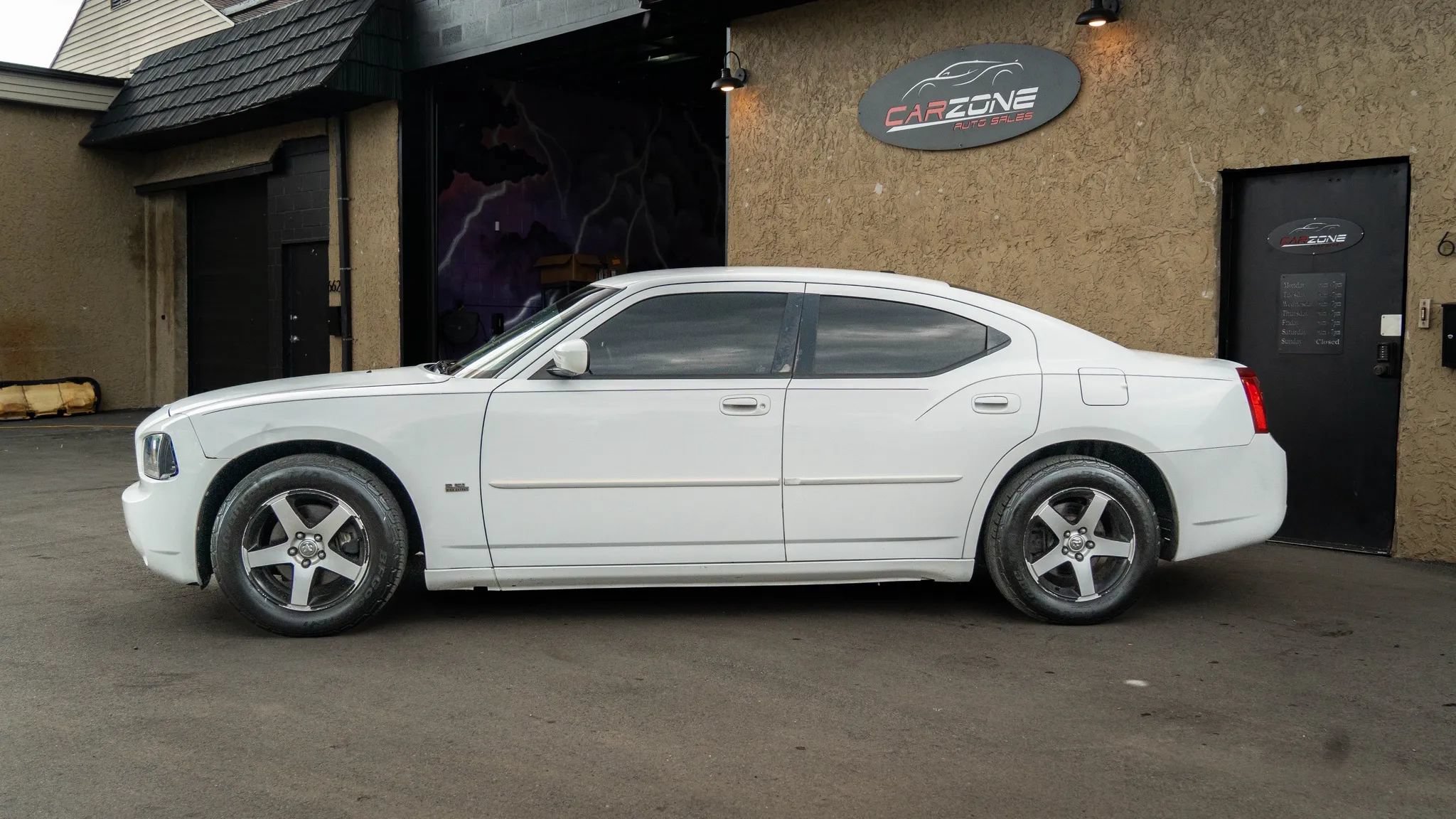 Used 2010 Dodge Charger SXT RWD image 2