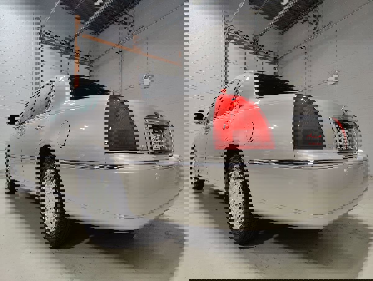 Used 2004 Lincoln Town Car Ultimate image 21